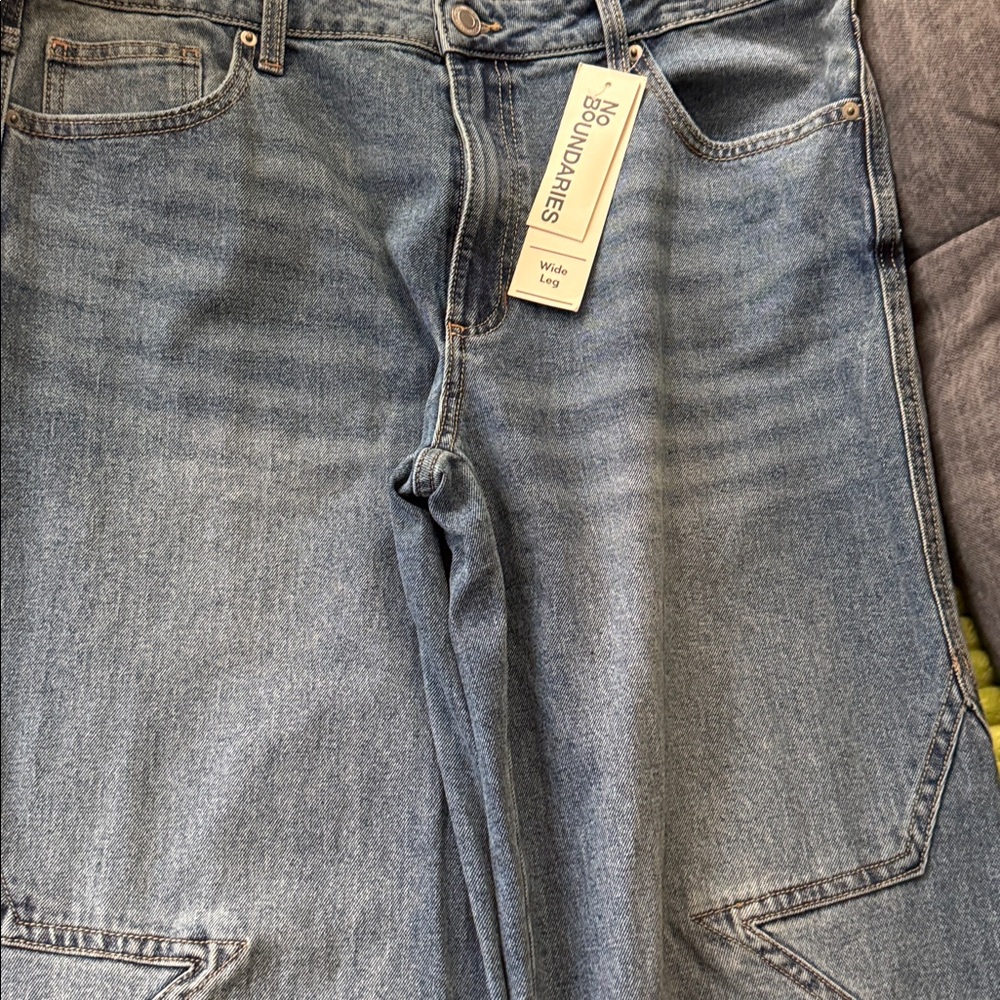No Boundaries Mid Rise Wide Leg Star Jean - Picture 5 of 9